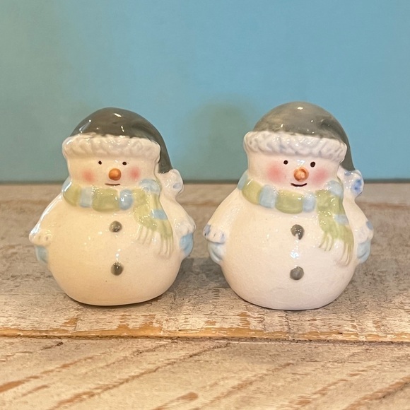 MINI SNOWMAN SALT & PEPPER SHAKERS DECOR | Holiday Collectible - Picture 4 of 11